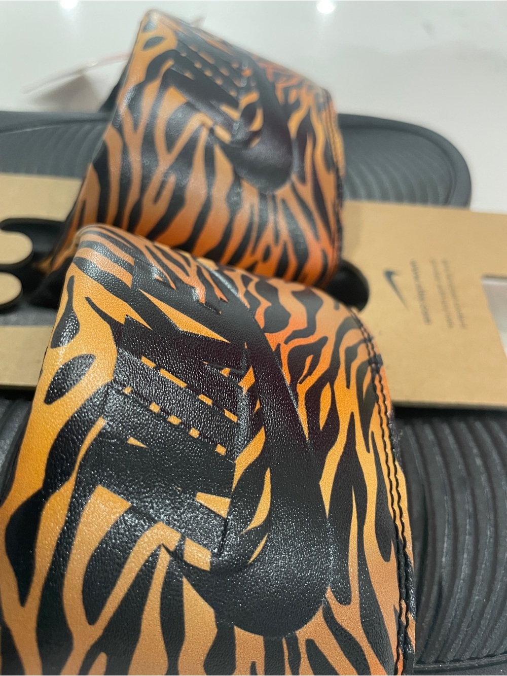 Women’s Nike Victori One Print Tiger Striped Slide Sandals Size 10 NWT - Picture 2 of 5